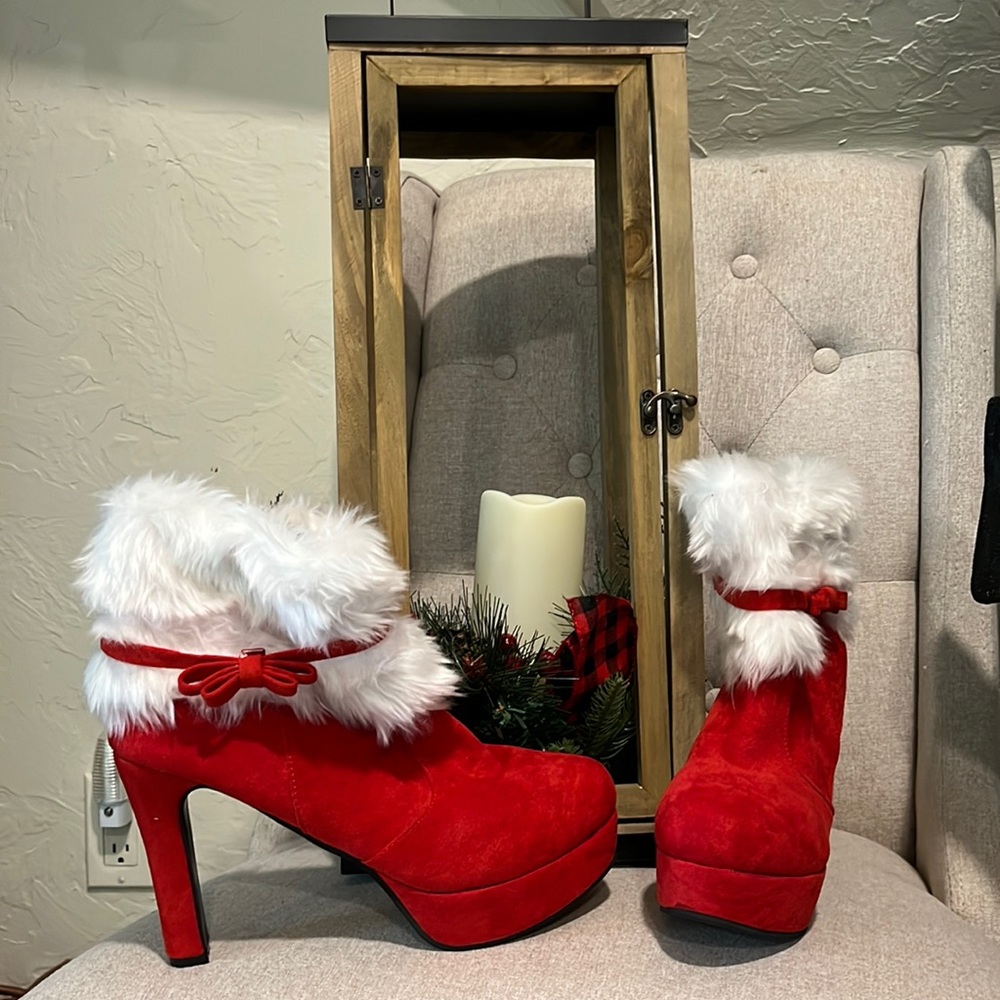 NWT Santa bootie heels